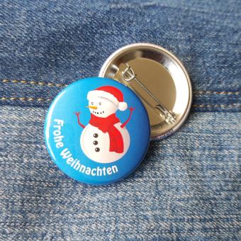 Ansteckbutton Schneemann / Frohe Weihnachten auf Jeans mit Rückseite