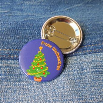 Ansteckbutton Tannenbaum / Frohe Weihnachten auf Jeans mit Rückseite