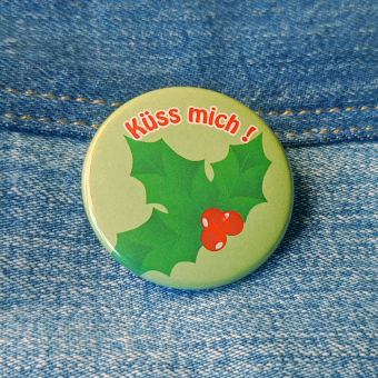 Ansteckbutton Küss mich! / Mistelzweig auf Jeans