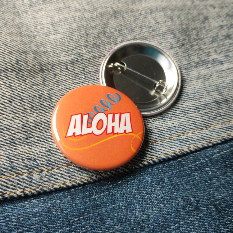 Ansteckbutton Aloha auf Jeans mit Rückseite