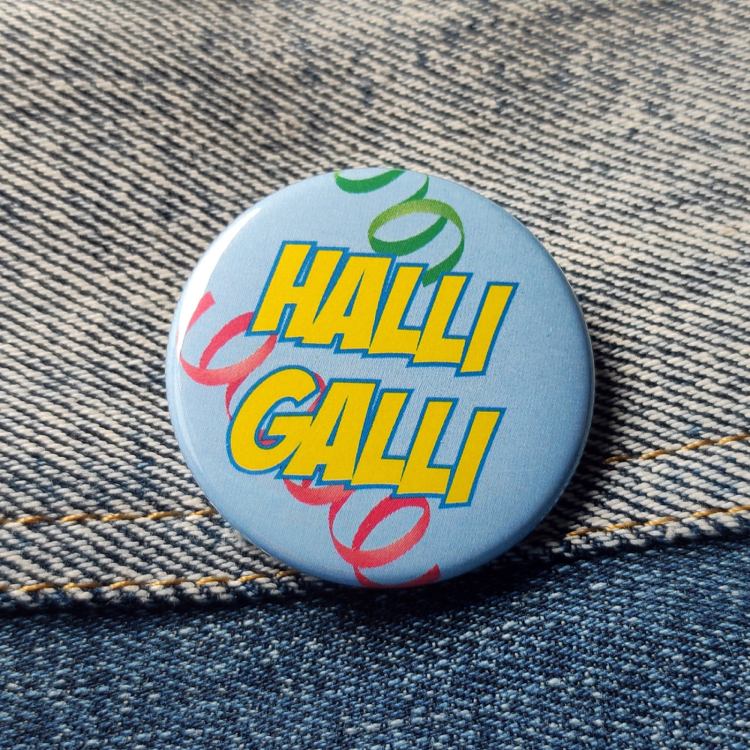 Ansteckbutton Halli Galli auf Jeans