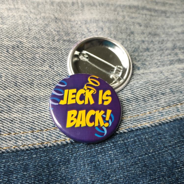 Ansteckbutton Jeck is back! auf Jeans mit Rückseite