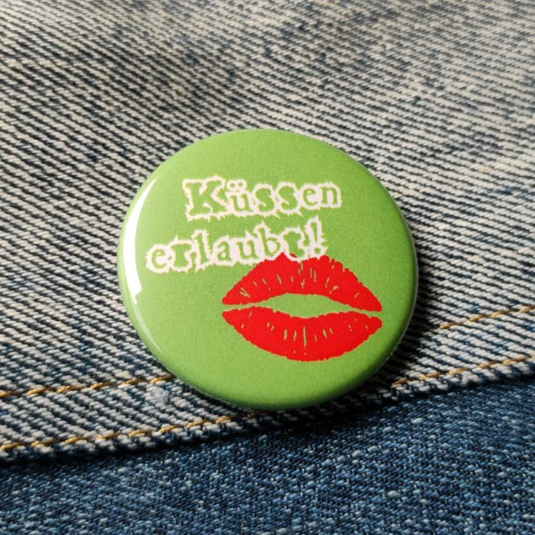 Ansteckbutton Küssen erlaubt auf Jeans