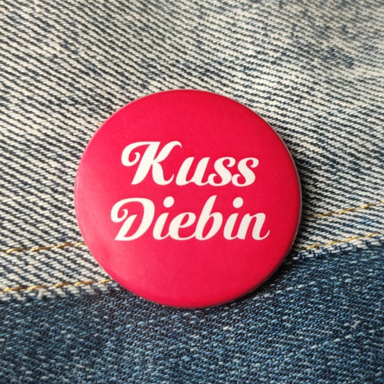 Ansteckbutton Kussdiebin auf Jeans