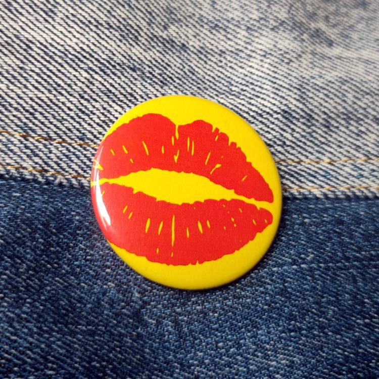Ansteckbutton Kussmund auf Jeans