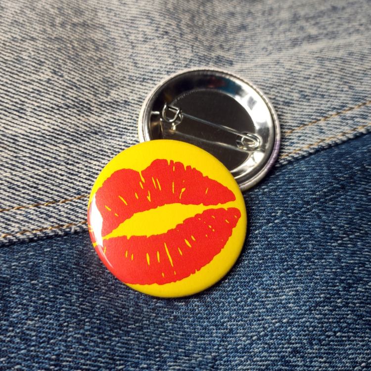Ansteckbutton Kussmund auf Jeans mit Rückseite