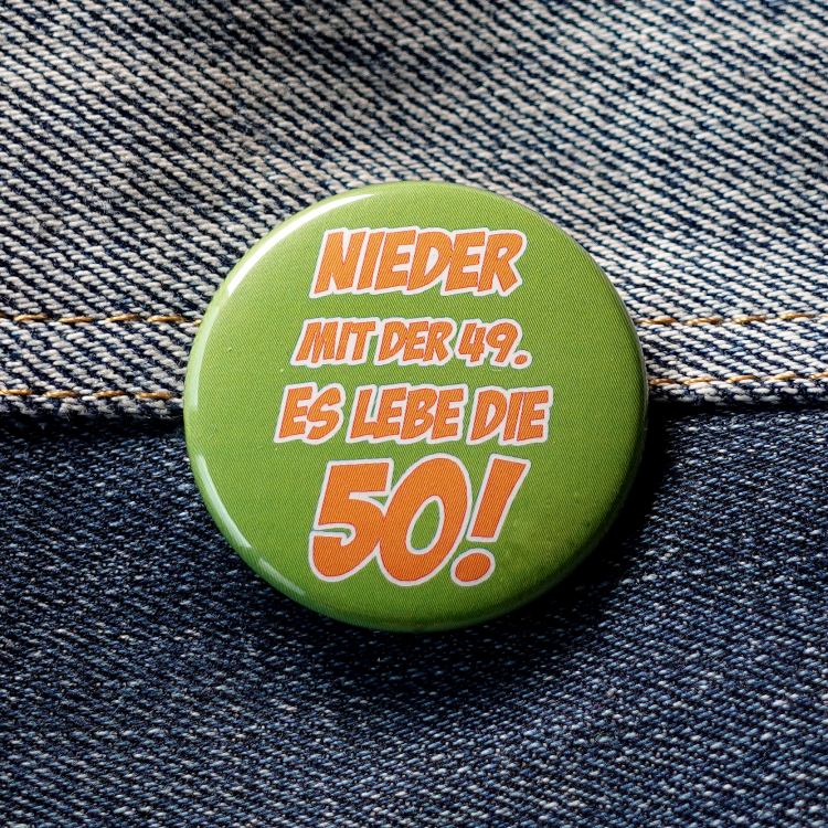 Ansteckbutton Nieder mit der 49 - es lebe die 50 auf Jeans