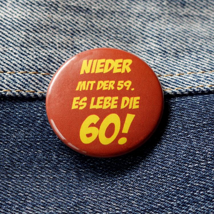 Ansteckbutton Nieder mit der 59. Es lebe die 60 auf Jeans