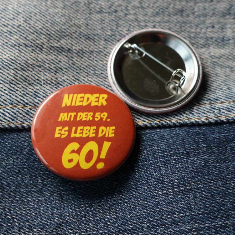 Ansteckbutton Nieder mit der 59. Es lebe die 60 auf Jeans mit Rückseite