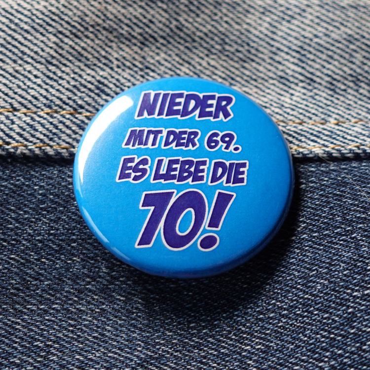 Ansteckbutton Nieder mit der 69 - es lebe die 70 auf Jeans