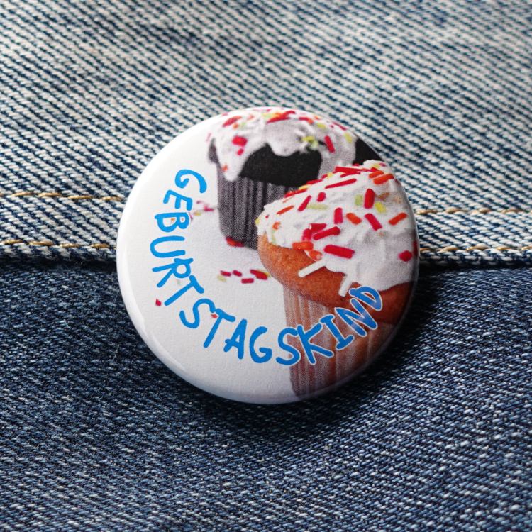 Ansteckbutton Geburtstagskind auf Jeans