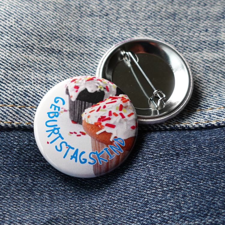 Ansteckbutton Geburtstagskind auf Jeans mit Rückseite