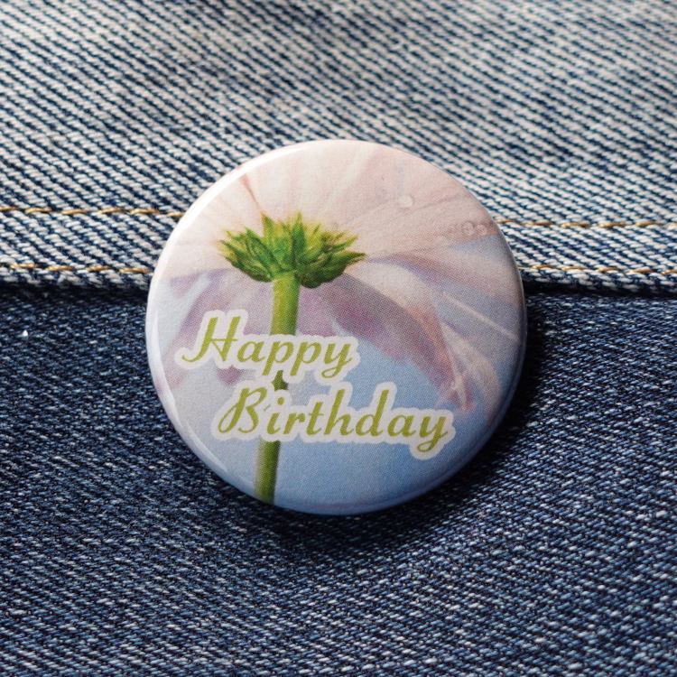 Ansteckbutton Happy Birthday Blume auf Jeans