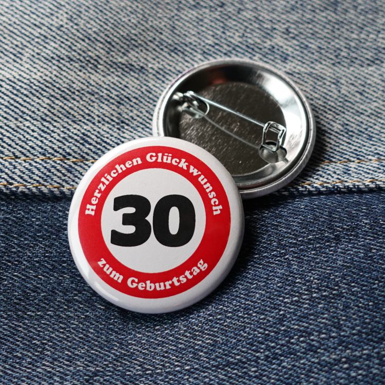 Ansteckbutton 30 Herzlichen Glückwunsch auf Jeans mit Rückseite