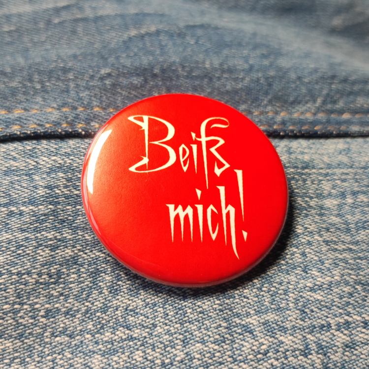 Ansteckbutton Beiß mich! auf Jeans