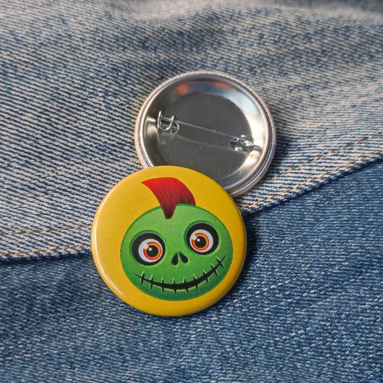 Ansteckbutton Fratze Punk auf Jeans mit Rückseite