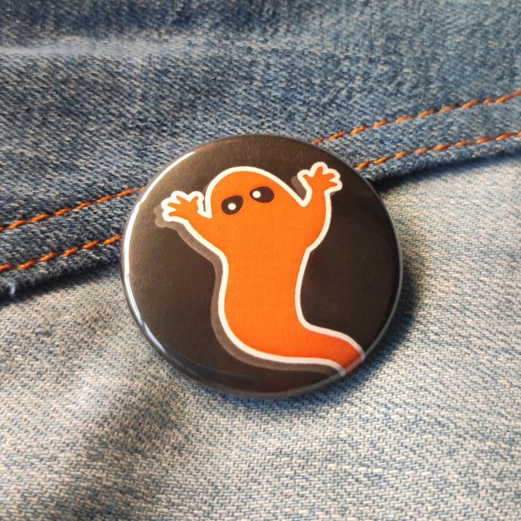 Ansteckbutton Geist auf Jeans