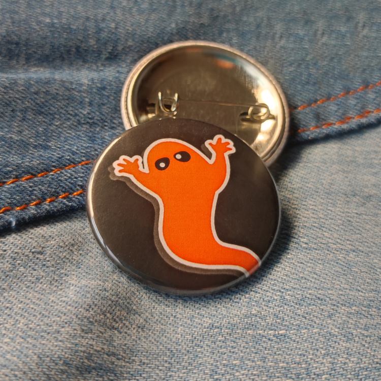 Ansteckbutton Geist auf Jeans mit Rückseite