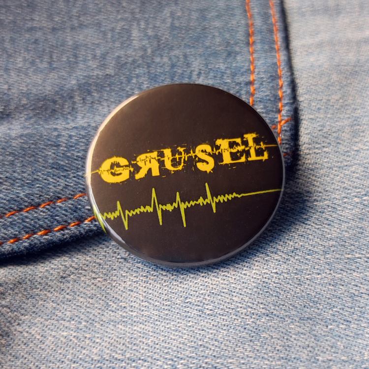 Ansteckbutton Grusel auf Jeans