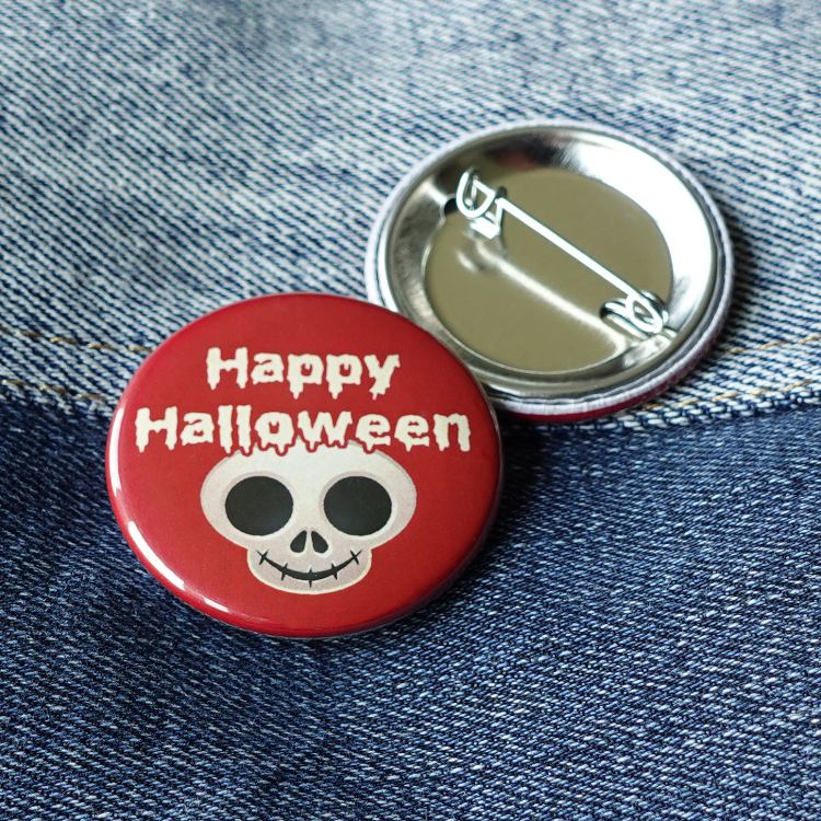 Ansteckbutton Happy Halloween Totenkopf auf Jeans mit Rückseite