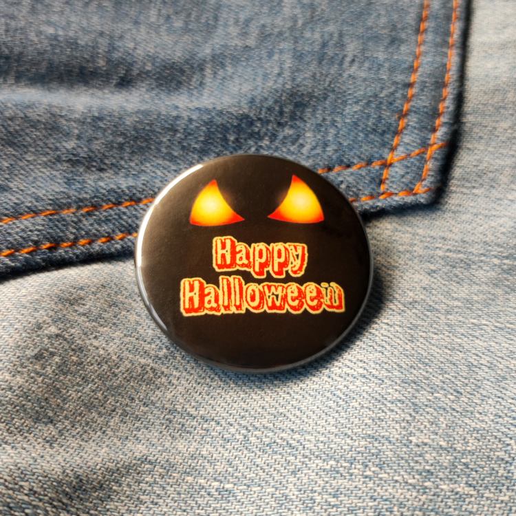 Ansteckbutton Happy Halloween leuchtende Augen auf Jeans