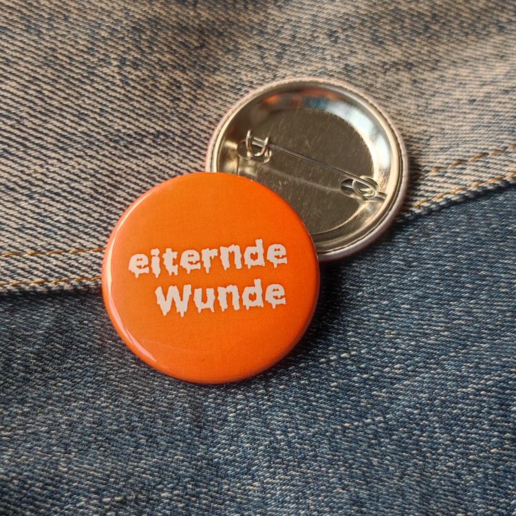 Ansteckbutton Kostümersatz eiternde Wunde auf Jeans mit Rückseite