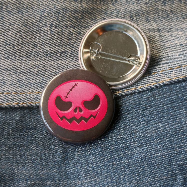 Ansteckbutton Fratze pink auf Jeans mit Rückseite