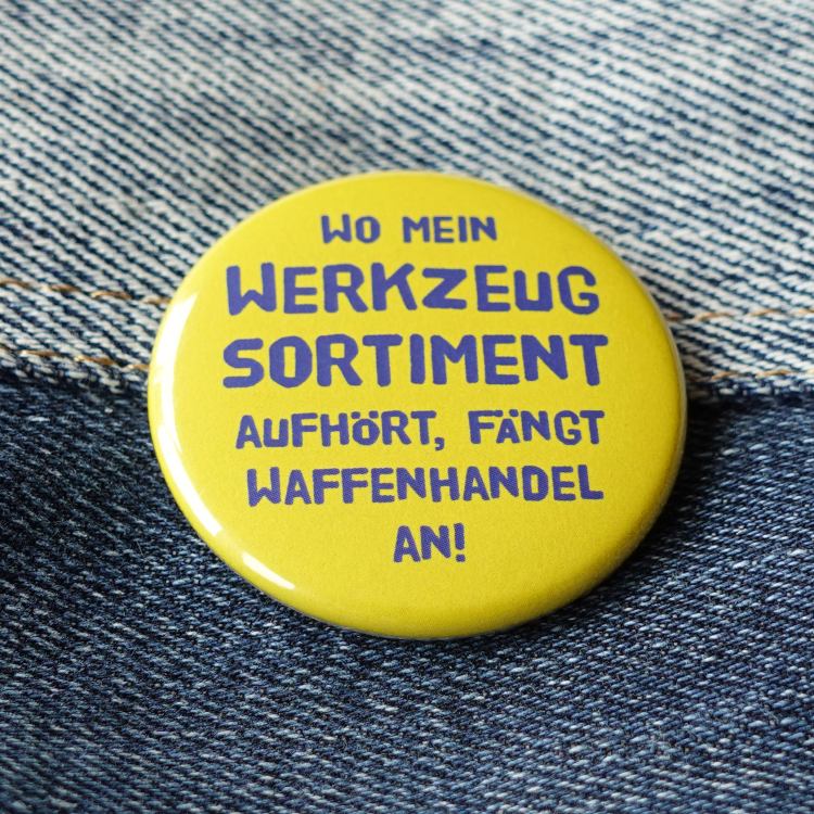 Ansteckbutton Wo mein Werkzeugsortiment aufhört auf Jeans