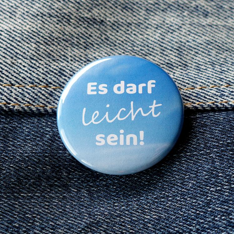 Ansteckbutton Es darf leicht sein! auf Jeans