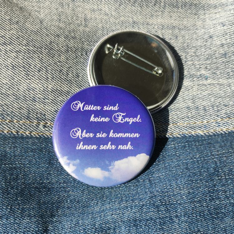 Ansteckbutton Mütter sind keine Engel - auf Jeans mit Rückseite
