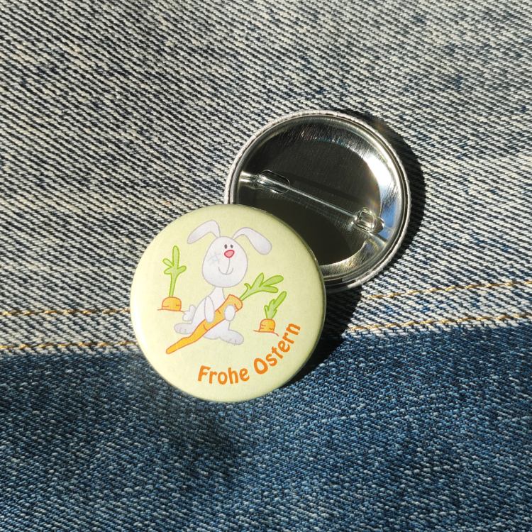 Ansteckbutton Hase mit Karotte auf Jeans mit Rückseite
