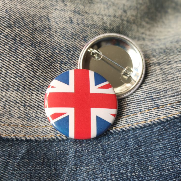 Ansteckbutton GB-Fahne auf Jeans mit Rückseite