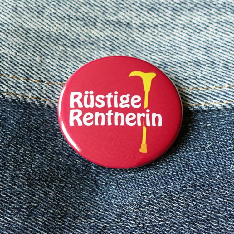 Ansteckbutton Rüstige Rentnerin auf Jeans