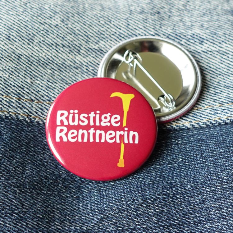 Ansteckbutton Rüstige Rentnerin auf Jeans mit Rückseite