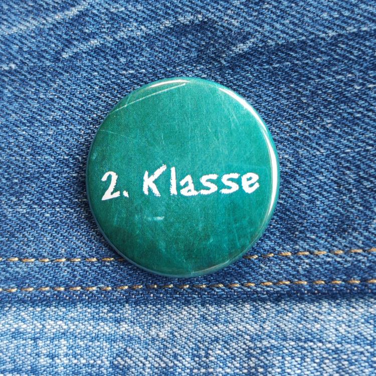 Ansteckbutton 2. Klasse/ Tafel auf Jeans