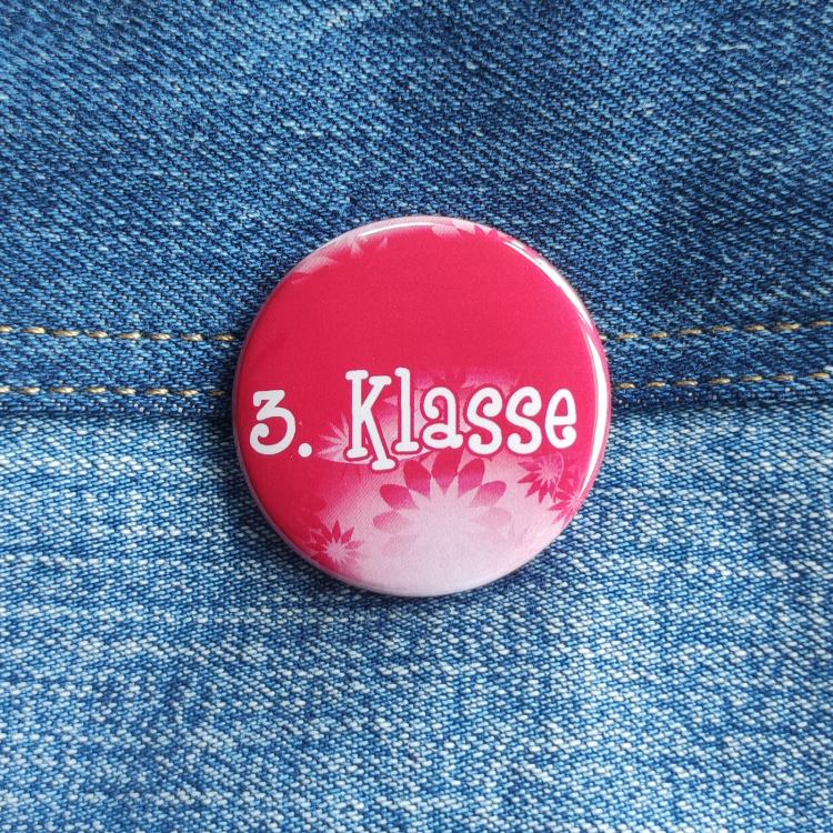 Ansteckbutton 3. Klasse/ pinkflowers auf Jeans