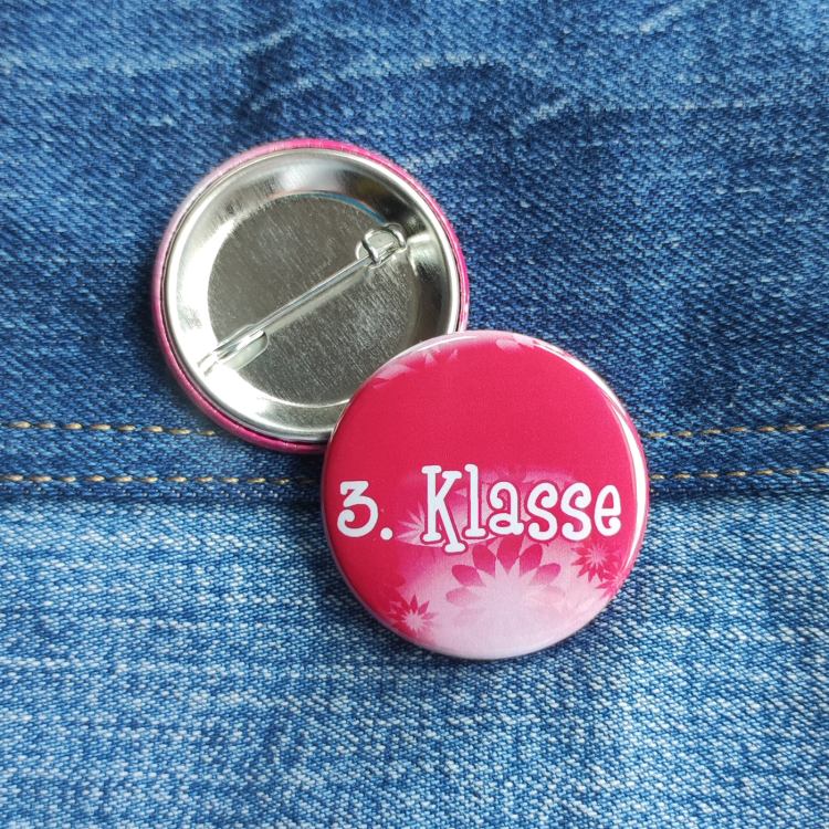 Ansteckbutton 3. Klasse/ pinkflowers auf Jeans mit Rückseite