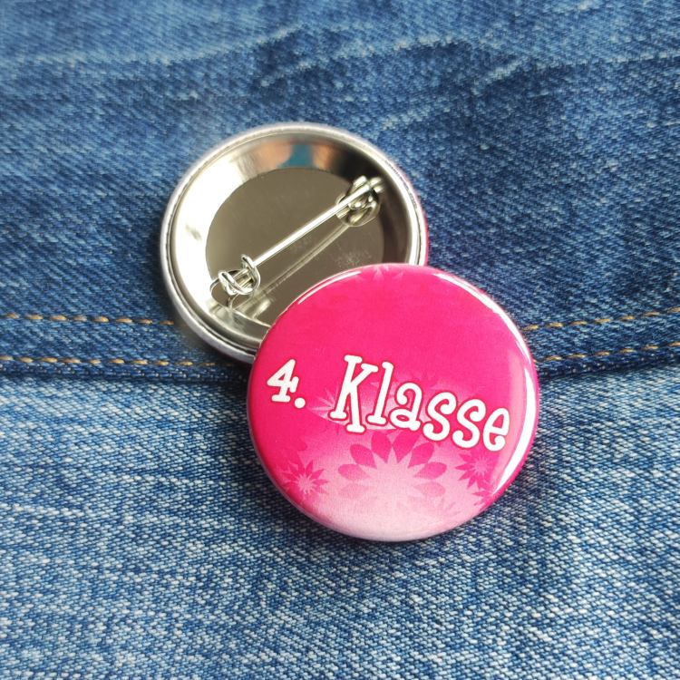 Ansteckbutton 4.Klasse/ pinkflowers auf Jeans mit Rückseite