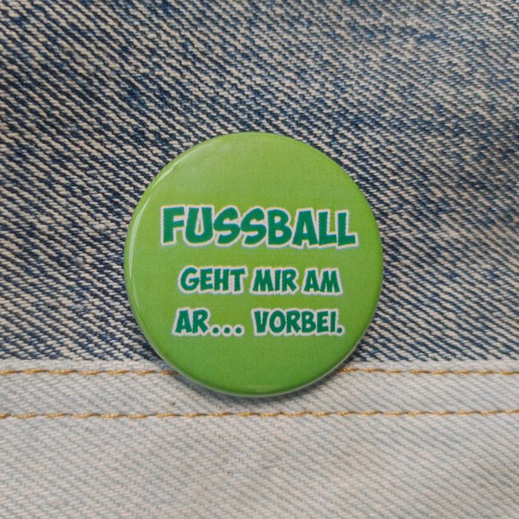 Ansteckbutton Fussball geht mir am Ar...vorbei.auf Jeans