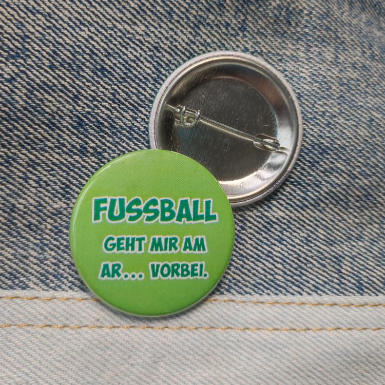 Ansteckbutton Fussball geht mir am Ar...vorbei.auf Jeans mit Rückseite