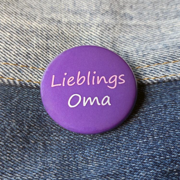 Ansteckbutton Lieblingsoma auf Jeans