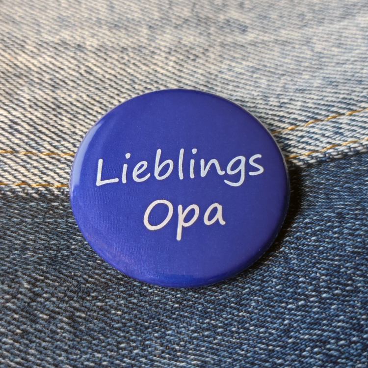 Ansteckbutton Lieblingsopa auf Jeans