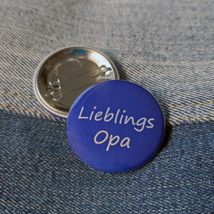 Ansteckbutton Lieblingsopa auf Jeans mit Rückseite