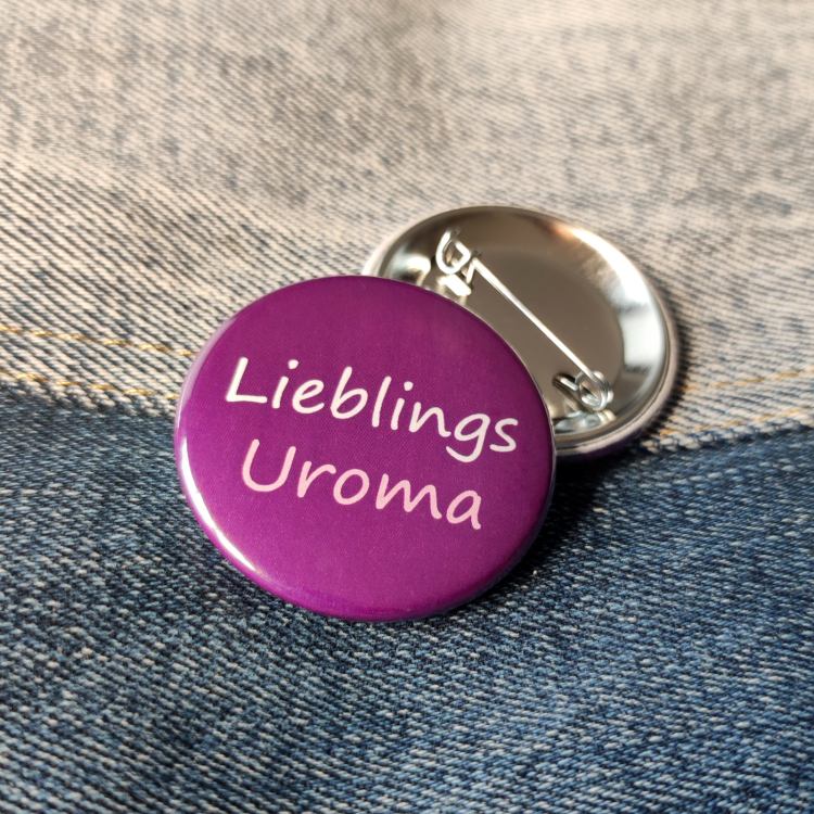 Ansteckbutton Lieblingsuroma auf Jeans mit Rückseite