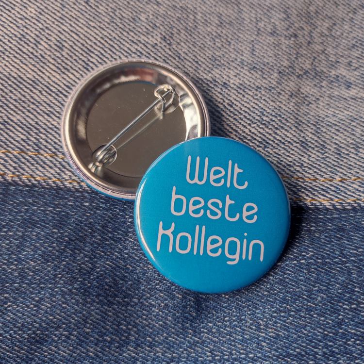 Ansteckbutton Weltbeste Kollegin auf Jeans mit Rückseite