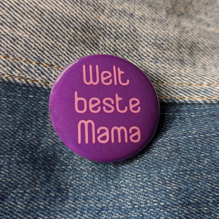 Ansteckbutton Weltbeste Mama auf Jeans