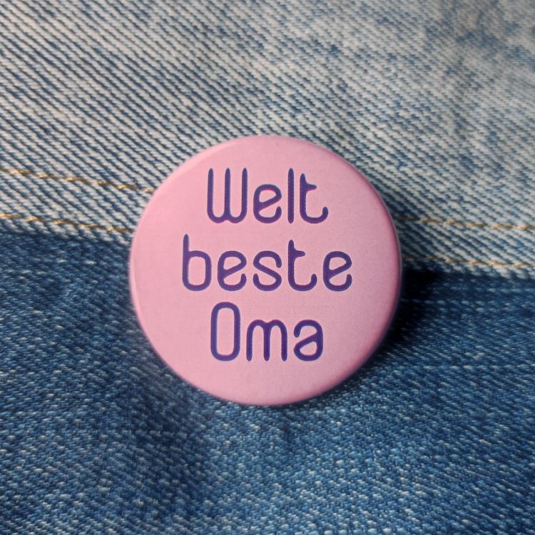 Ansteckbutton Weltbeste Oma auf Jeans