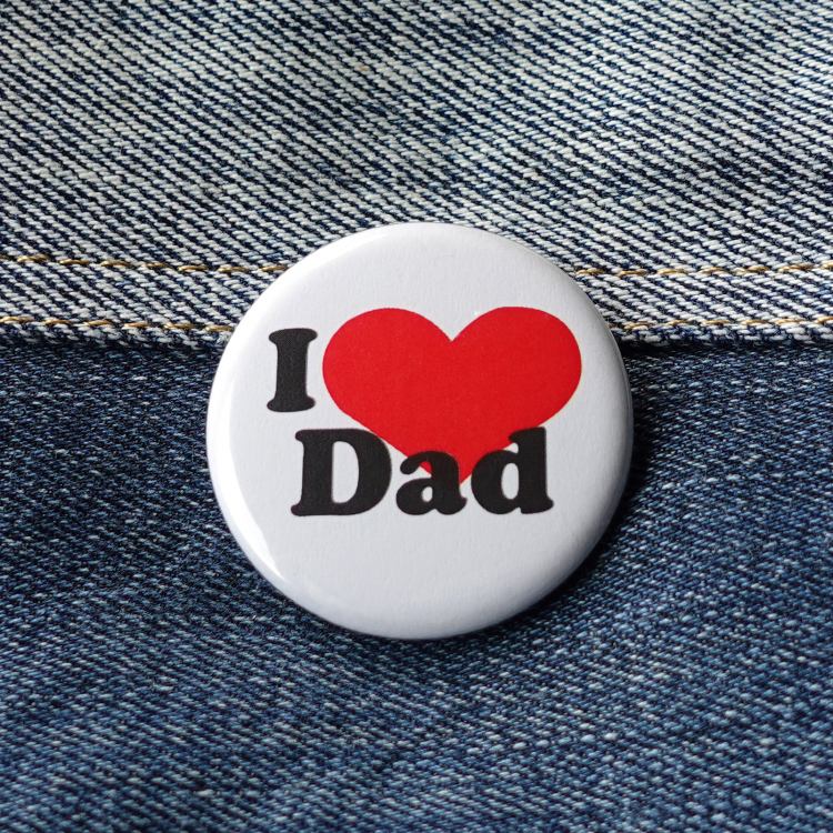 Ansteckbutton I love Dad auf Jeans