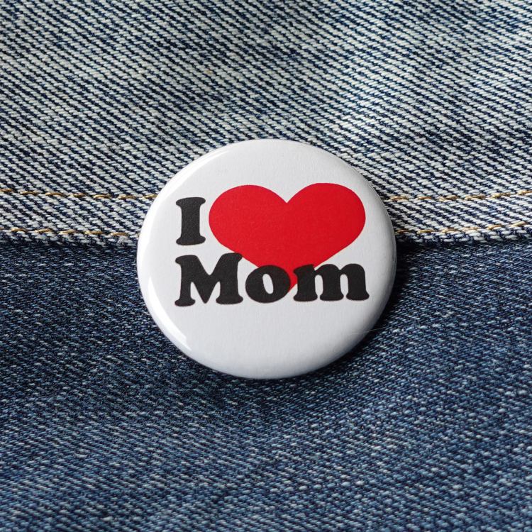 Ansteckbutton I love Mom auf Jeans
