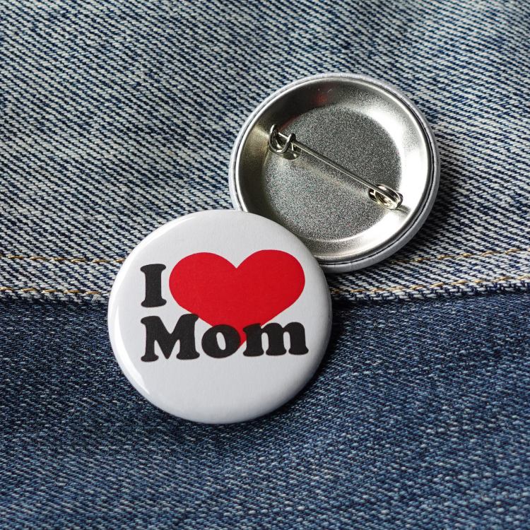 Ansteckbutton I love Mom auf Jeans mit Rückseite